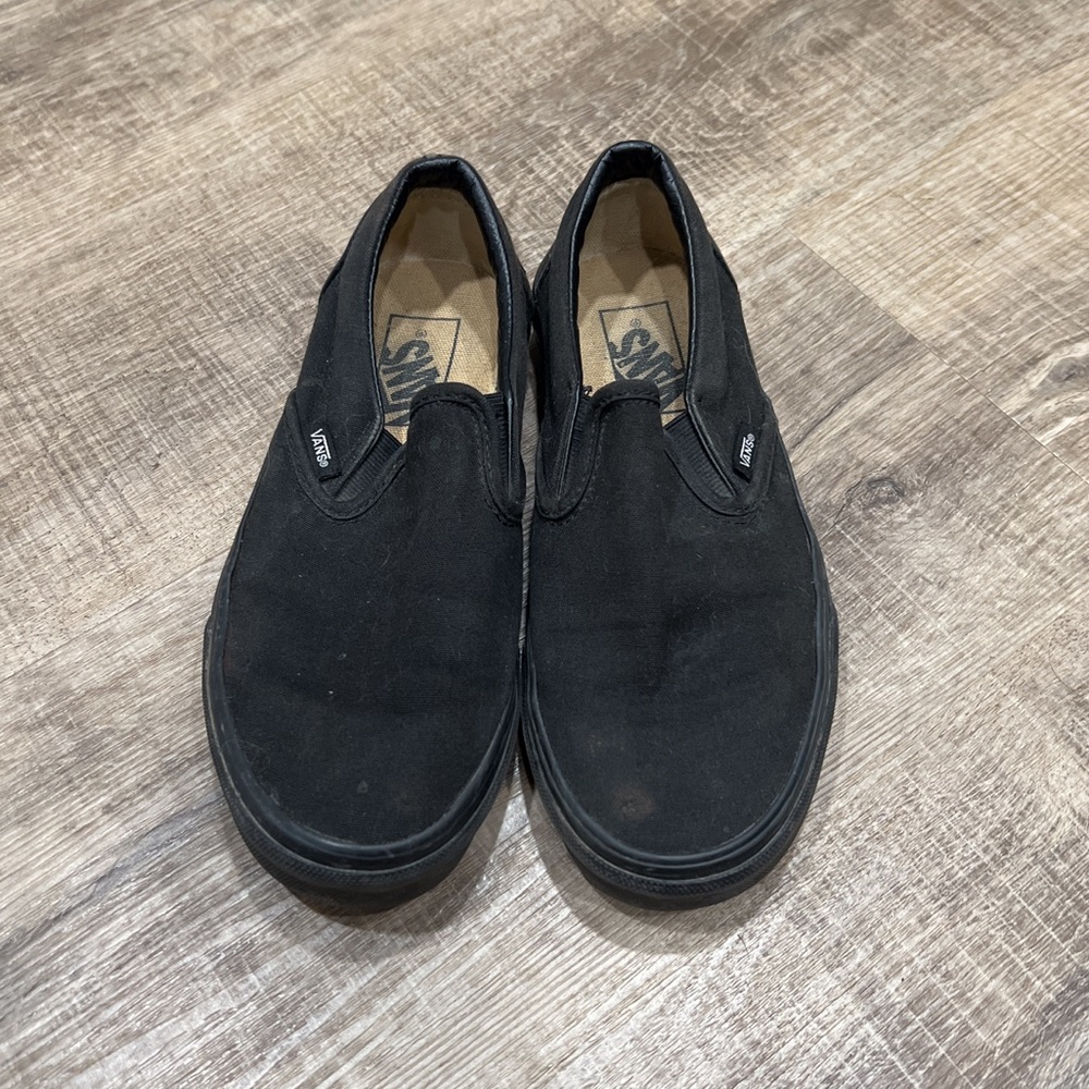 ALL BLACK SLIP ON VANS. SIZE: 6